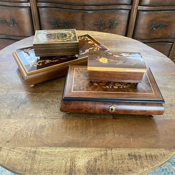 Vtg Capra Italian style inlaid music box - Picture 6 of 6